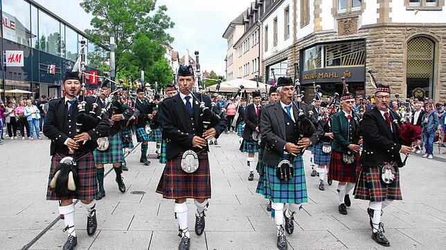 Umringt von zahlreichen Passanten bringen die „Pipes & Drums“ mit Dudelsack und Trommeln schottisches Flair ins Sommerprogramm in der ...