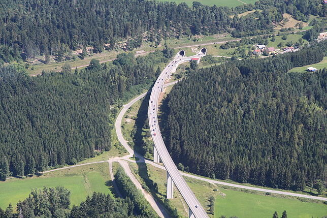 So sieht die Gauchachtalbrücke derzeit aus, noch ohne ihren Zwillinge, der direkt daneben entstehen soll.