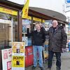 Freuen sich über 25 Jahre gute Zusammenarbeit: Bahnhofkiosk-Inhaber Rolf Breu (links) und Lotto-Geschäftsführer Frank Eisele.