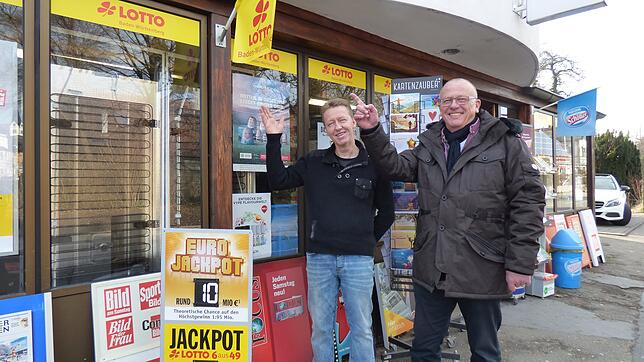 Freuen sich über 25 Jahre gute Zusammenarbeit: Bahnhofkiosk-Inhaber Rolf Breu (links) und Lotto-Geschäftsführer Frank Eisele.
