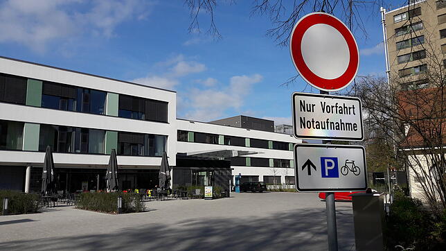 Wer ein Notfall ist, darf hier durch: die Zufahrt zur zentralen Notaufnahme im Konstanzer Klinikum.