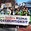 Über 50 junge und auch ältere Klimaaktivisten zogen am Freitag, 28. Februar, mit lautem Gebrüll durch die Überlinger Innenstadt.
