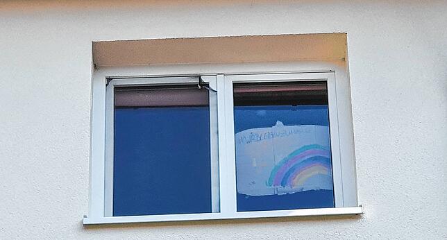 Der Regenbogen von Familie Usta von außen im zweiten Obergeschoss.