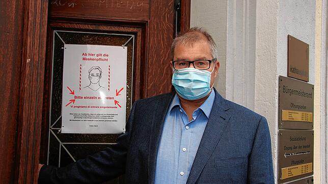 Mundschutz und Abstandsregeln gelten in allen öffentlichen Gebäuden, auch im Rathaus Bad Säckingen, das Bürgermeister Alexander Guhl ...