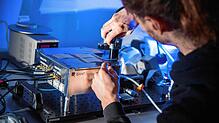 Ein Mitarbeiter der Trumpf-Tochter Quant arbeitet an einem Quantensensor. Die High-Tech-Messgeräte könnten bald in eine ...