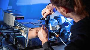 Ein Mitarbeiter der Trumpf-Tochter Quant arbeitet an einem Quantensensor. Die High-Tech-Messgeräte könnten bald in eine ...