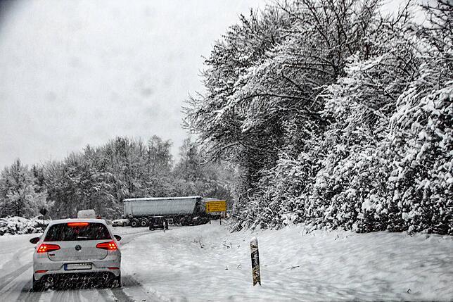 An der Kreuzung der Bundesstraße B314 bei Talheim ist der Verkehr aufgrund der Schneemassen ins Stocken geraten.