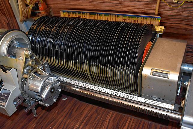 Single-Schallplatten werden in der Musikbox im Hirschen vertikal abgespielt.