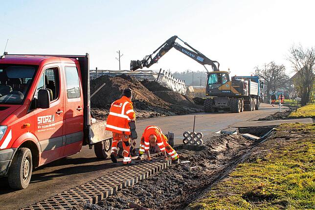 Drei Abschnitte der Kreisstraße 7782 zwischen Kippenhausen und Ittendorf wurden bereits saniert. Hier werden im Dezember 2020 Pflaster ...