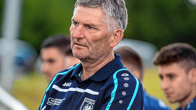 Besorgte Blicke: Trainer Andreas Bauhuber vom SV Stühlingen (hier ein Archivbild) konnte auch nichts daran ändern. Die Partie seiner ...