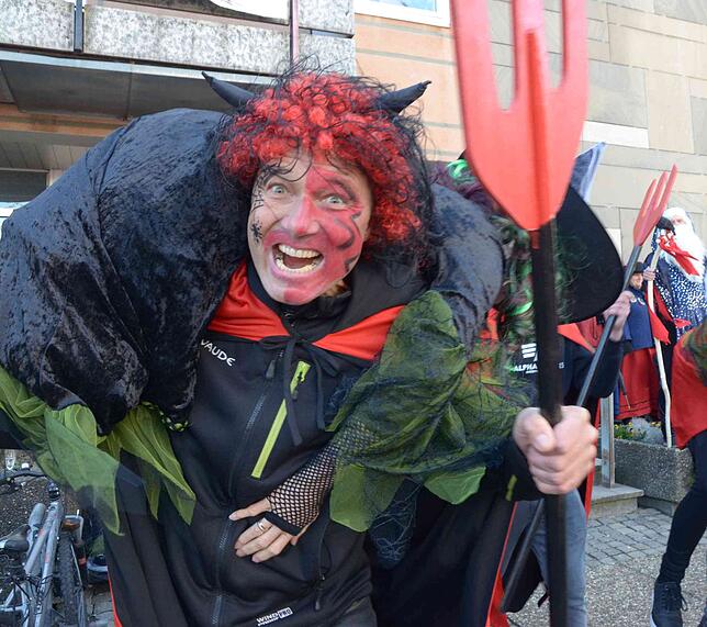 Übel, übel! Vorm Rathaus da geht's gar nicht mit rechten Dingen zu. Da spukt's. Da treiben Hexen ihr finsteres Werk. Um schließlich vom ...