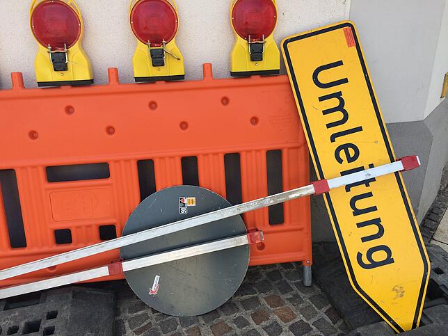 In Waldshut-Tiengen gibt es derzeit Einschränkungen im Straßenverkehr mit Sperrungen und Umleitungen. (Symbolbild)