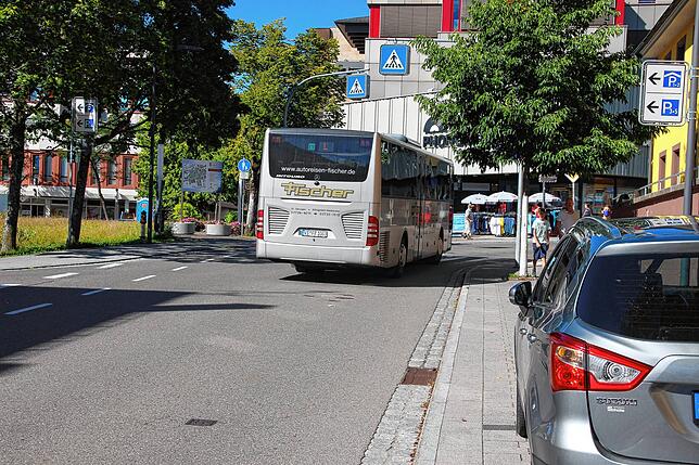 Busfahrer Hans Peter fährt nach seiner kurzen Pause in Richtung des Bärenplatzes weiter. Sein nächstes Ziel ist Triberg.