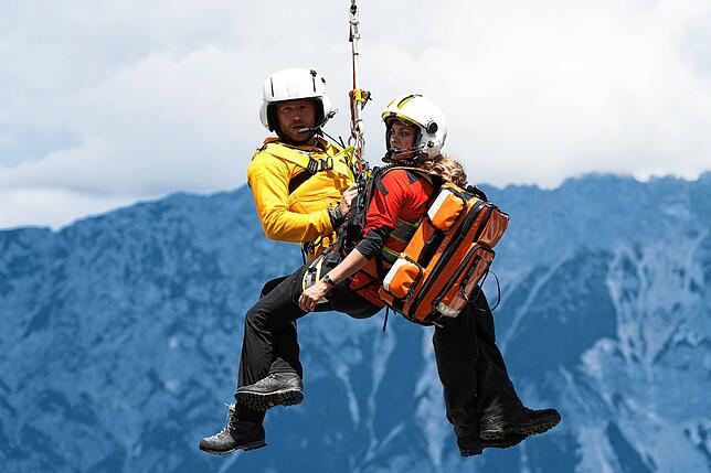„Die Bergretter“ im Einsatz: Markus Kofler (Sebastian Ströbel) und Katharina Strasser (Luise Bähr).