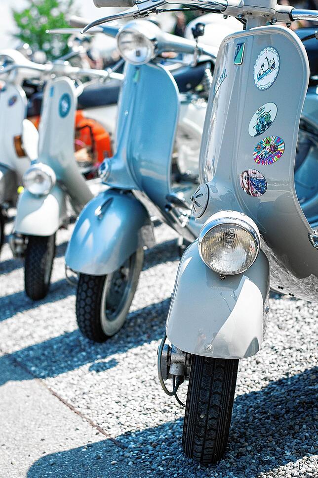 In diesem Fall eher ein Töffli als ein Töff, also ein Moped, Mofa oder eben ein Motorroller statt eines ausgewachsenen Motorrads.