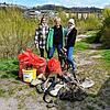 Emily, Heike und Madeleine Scharf (von links) haben entlang der Wutach Müll eingesammelt.