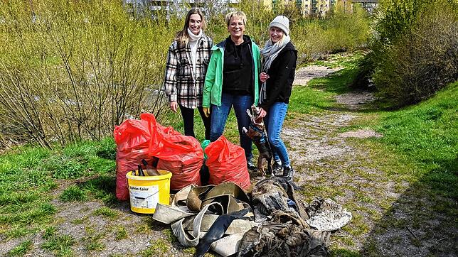 Emily, Heike und Madeleine Scharf (von links) haben entlang der Wutach Müll eingesammelt.
