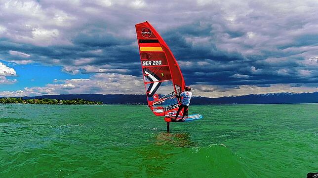 Beim Überqueren des Bodensees vergangene Woche sieht es aus, als ob Sebastian Kördel fliegt. Windfoilen nennt man diese Disziplin des ...
