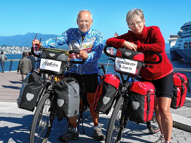 Helmut und Verena Wider im September 2009 in Vancouver (Kanada) am Ende einer fünfmonatigen Radtour quer durch Nordamerika von Halifax ...