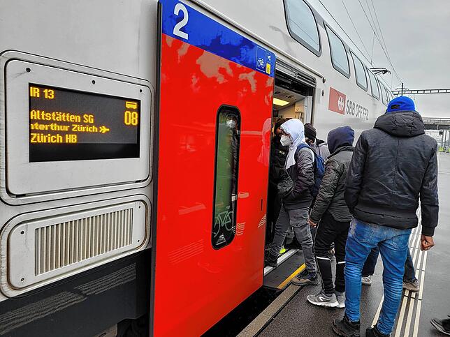 Der Zug nach Zürich: Die SBB hält den Migranten einen eigenen Waggon frei.