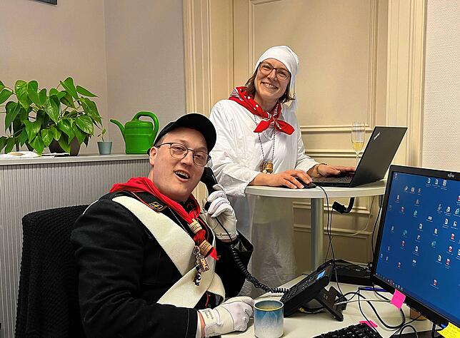 Tobias Bartelmess, Gardist und Säckelmeister der Narro-Zunft, als Übergangtelefonist und SÜDKURIER-Redakteurin Melanie Völk