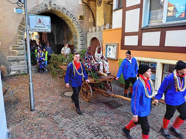 Bild 16: Ade Fasnet 2024! Bilder vom Markdorfer Narrenbaumfällen mit Umzug aus der Stadt
