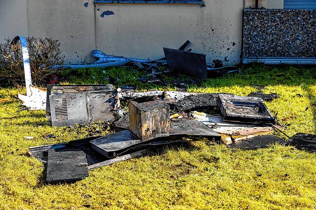 Verkohlte Einrichtungsreste liegen vor dem Wohnhaus in der Salzstraße.