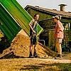 Pius (Valentin Erb) im Gespräch mit Blabla (Sebastian Doppelbauer, von links). Beim Handeln fordern sie sich gegenseitig heraus. Es ...