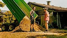 Pius (Valentin Erb) im Gespräch mit Blabla (Sebastian Doppelbauer, von links). Beim Handeln fordern sie sich gegenseitig heraus. Es ...