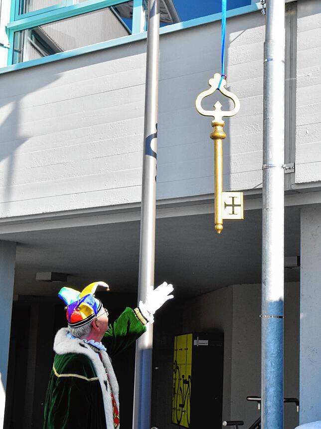 Bild 7: Bilder von der Machtübernahme in Stockach: Bürgermeister seilt den Rathausschlüssel ab