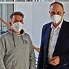 Bürgermeister Michael Kollmeier gratuliert Thilo Mayer zur Wahl zum Bauamtsleiter der Stadt Hüfingen.