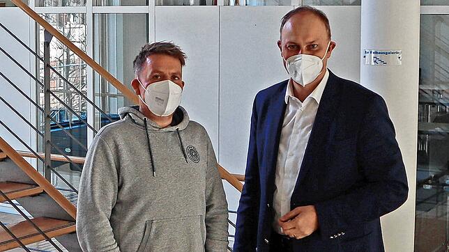 Bürgermeister Michael Kollmeier gratuliert Thilo Mayer zur Wahl zum Bauamtsleiter der Stadt Hüfingen.