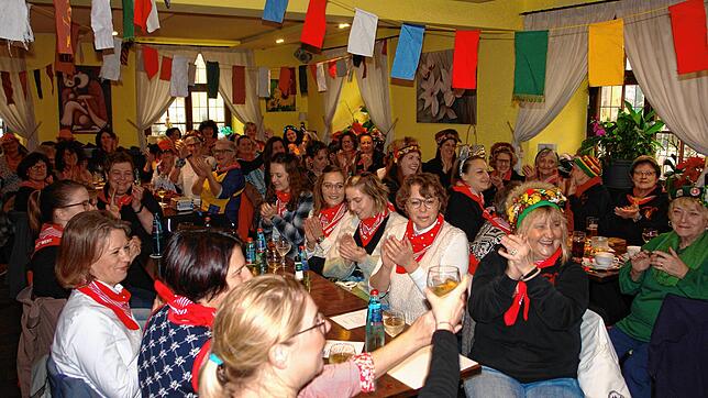 Endlich wieder Fasnet! Bei den Narrizella-Frauen gab es an Dreikönig viel zu lachen &ndash; und alle genossen die tolle Stimmung.
