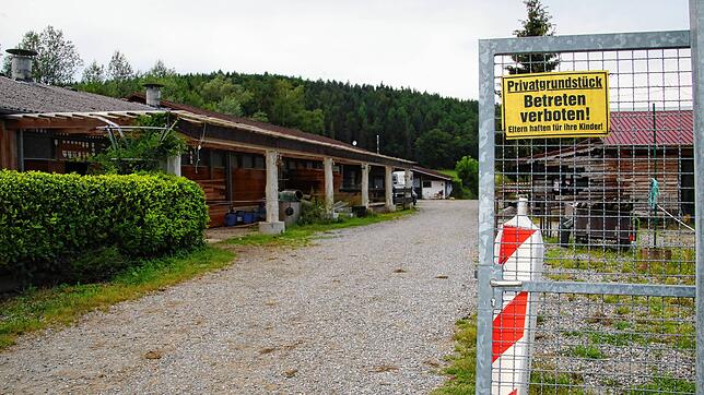 Noch steht das Tor am Pferdehof offen – aber nicht mehr lang: Der Betrieb wird auf Anordnung des Stockacher Ordnungsamts zum 31. Juli ...