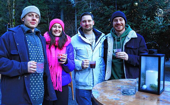 Lorenz und Linnea Pflanz (von links), Moritz Schar und Xaver Steigleider genießen Glühwein und Punsch in den Motivtassen, doch nach ...