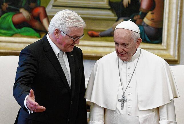 Im Jahr 2017 traf der deutsche Bundespräsident Frank-Walter Steinmeier (li.) Papst Franziskus im Vatikan.