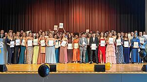 Sie haben ihr Abitur in der Tasche: Beim Abiball im Kursaal verabschiedeten sich 81 Schüler des Scheffelgymnasiums, die nun vor einem ...
