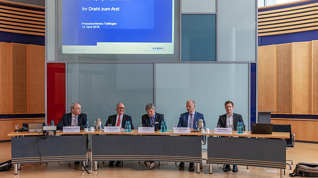 Sie sehen in der Telemedizin einen wichtigen Schritt in die Zukunft (von links): Johannes Fechner, Markus Metke (KVBW), Landrat Stefan ...