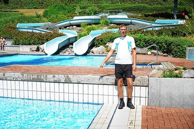 Schwimmmeister Sebastian Gleichauf vom Freibad Albbruck reanimierte einen sechsjährigen Jungen. Er zeigt die Stelle, wo er den reglosen ...