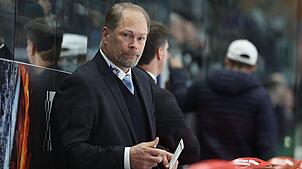 Steve Walker, Trainer der Schwenninger Wild Wings, hat mit seiner Mannschaft im Auswärtsspiel gegen die Löwen Frankfurt drei Punkte ...