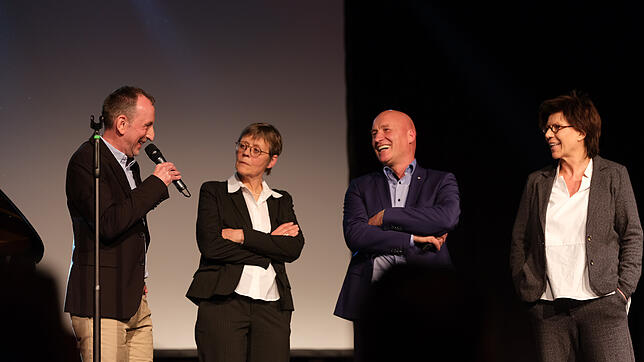 Spontanes Interview statt langer Reden am Abend der Preisverleihung: Laudatorin Friederike Lutz (Zweite von links) im Gespräch mit (von ...