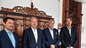 Weisen in einer Pressekonferenz auf die Veranstaltung hin: Andreas Huther (Vorsitzender der Rotary Kulturstiftung), Jan Zeitler (OB von ...