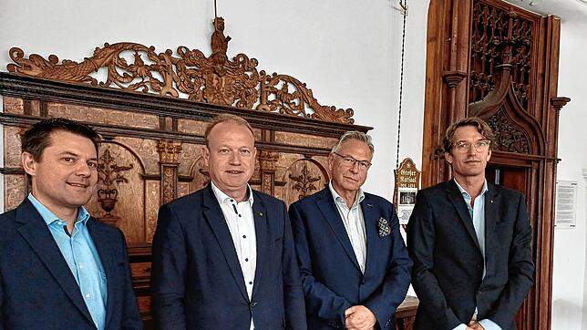 Weisen in einer Pressekonferenz auf die Veranstaltung hin: Andreas Huther (Vorsitzender der Rotary Kulturstiftung), Jan Zeitler (OB von ...