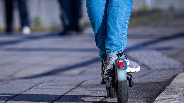 Von E-Scootern aus sollen Jugendliche in Heidelberg zwei Frauen mit Wasserballons beworfen haben. (Symbolbild)