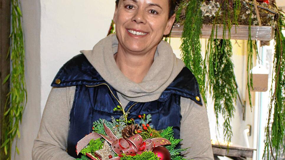 Floristin Regina Kirchmann aus Pfullendorf zeigt Schritt für Schritt, wie man diesen adventlichen Strauß nachbinden kann.