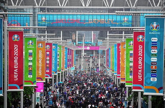 Fans kommen zur 4TheFans-Fanzone am Stadion, um das Achtelfinale zwischen England und Deutschland zu sehen.