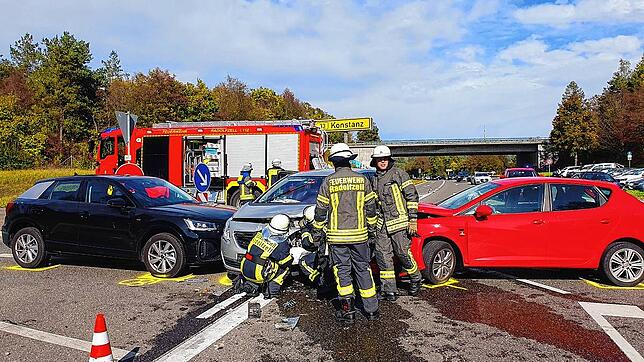 Auch ein Verkehrsunfall mit drei beteiligten Fahrzeugen im Bereich der B33-Auffahrt zählte zu den Einsätzen der Feuerwehr Radolfzell.