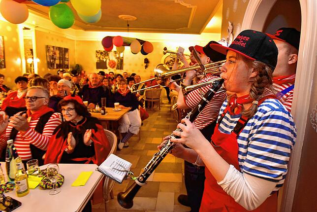 Rotzfrech sind die jungen &bdquo;Eschinger Rotzlöffel&ldquo; im Café &bdquo;Hengstler&ldquo;.