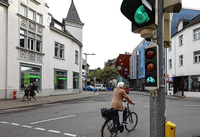 Eine der bereits umgesetzten Fahrradmaßnahmen: An der Kreuzung Güttinger Straße/ Bismarkstraße gibt es seit kurzem eine Ampel für ...