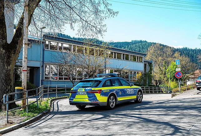Polizeiautos sperren die Landenbergerstraße in Schramberg ab.